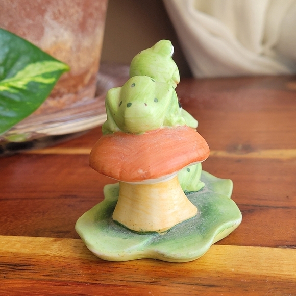 Vintage Lefton Hand Painted Miniature Frogs Figurine Mushroom Original Sticker - Picture 3 of 9